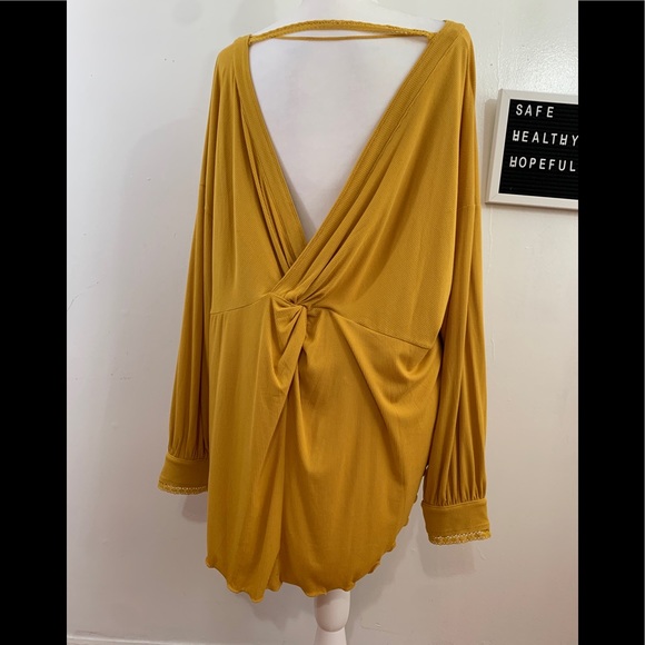 Free People Twisted Back Top 🥳🛍Host Pick🥳🛍 - Picture 2 of 14